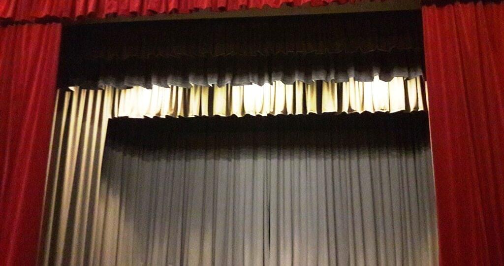 mezobereny szinpadi fuggony